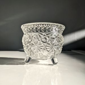L E SMITH ~ CLEAR GLASS DAISY & BUTTON KETTLE ASHTRAY